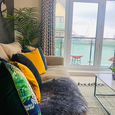 Luxury 2 Bedroom Waterfront Apartment With Balcony ニューポート エクステリア 写真