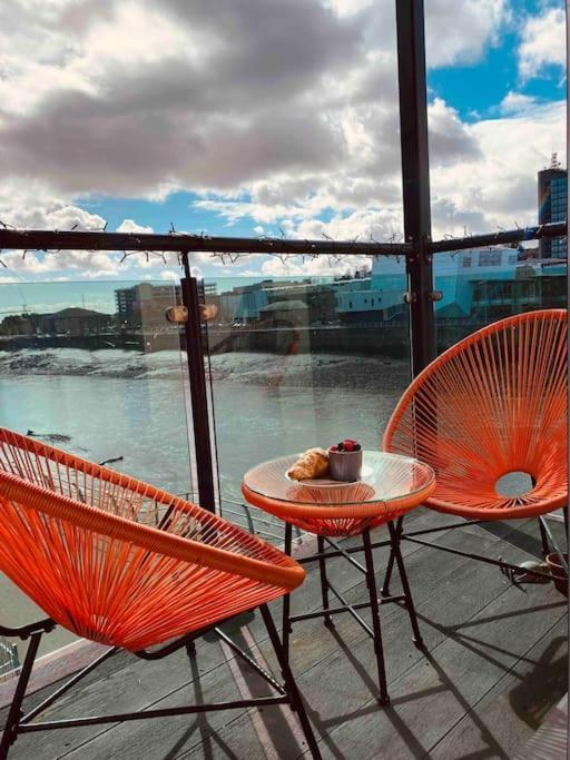 Luxury 2 Bedroom Waterfront Apartment With Balcony ニューポート エクステリア 写真