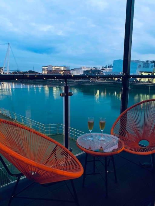 Luxury 2 Bedroom Waterfront Apartment With Balcony ニューポート エクステリア 写真