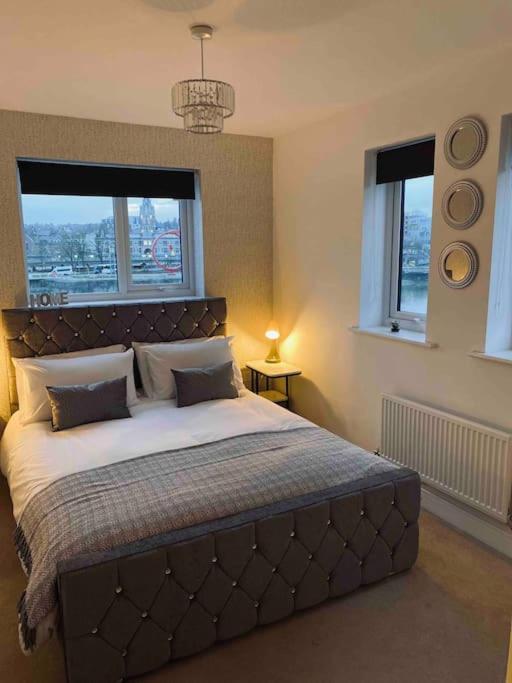 Luxury 2 Bedroom Waterfront Apartment With Balcony ニューポート エクステリア 写真