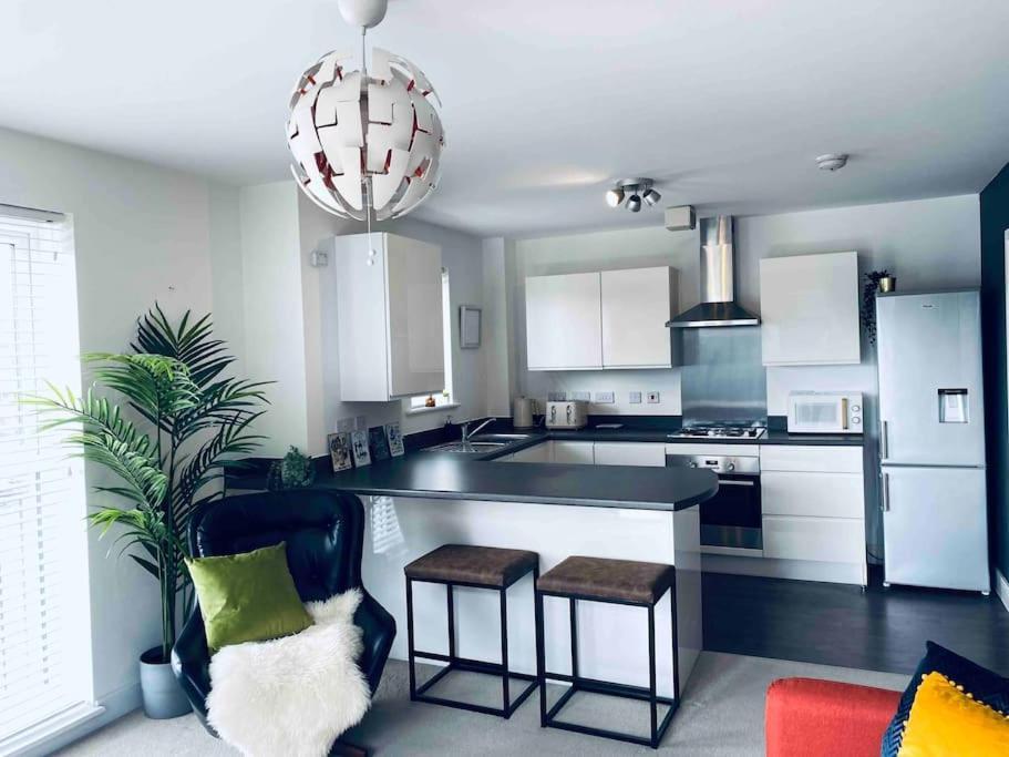 Luxury 2 Bedroom Waterfront Apartment With Balcony ニューポート エクステリア 写真