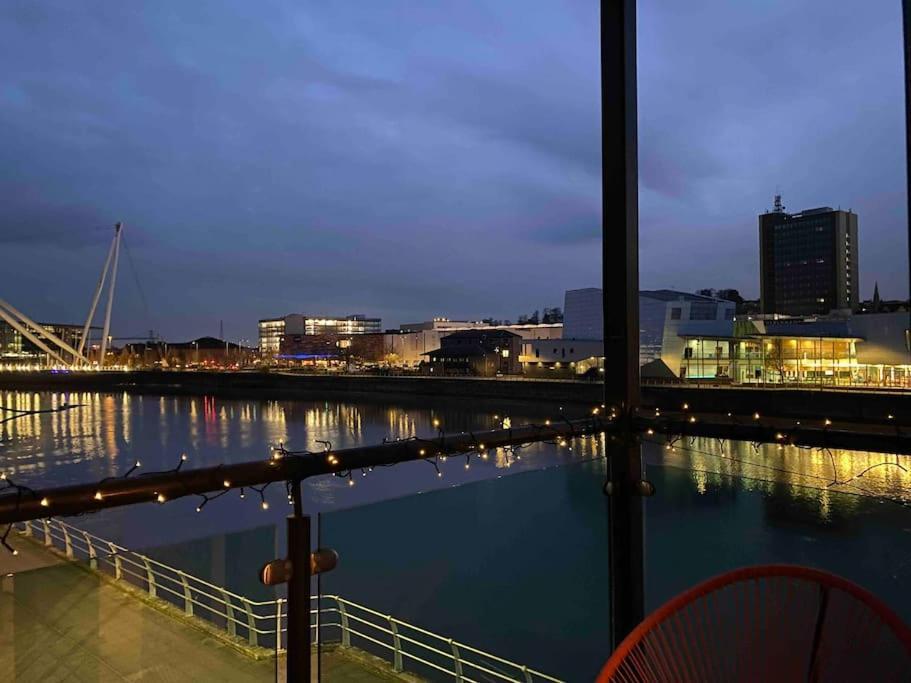 Luxury 2 Bedroom Waterfront Apartment With Balcony ニューポート エクステリア 写真