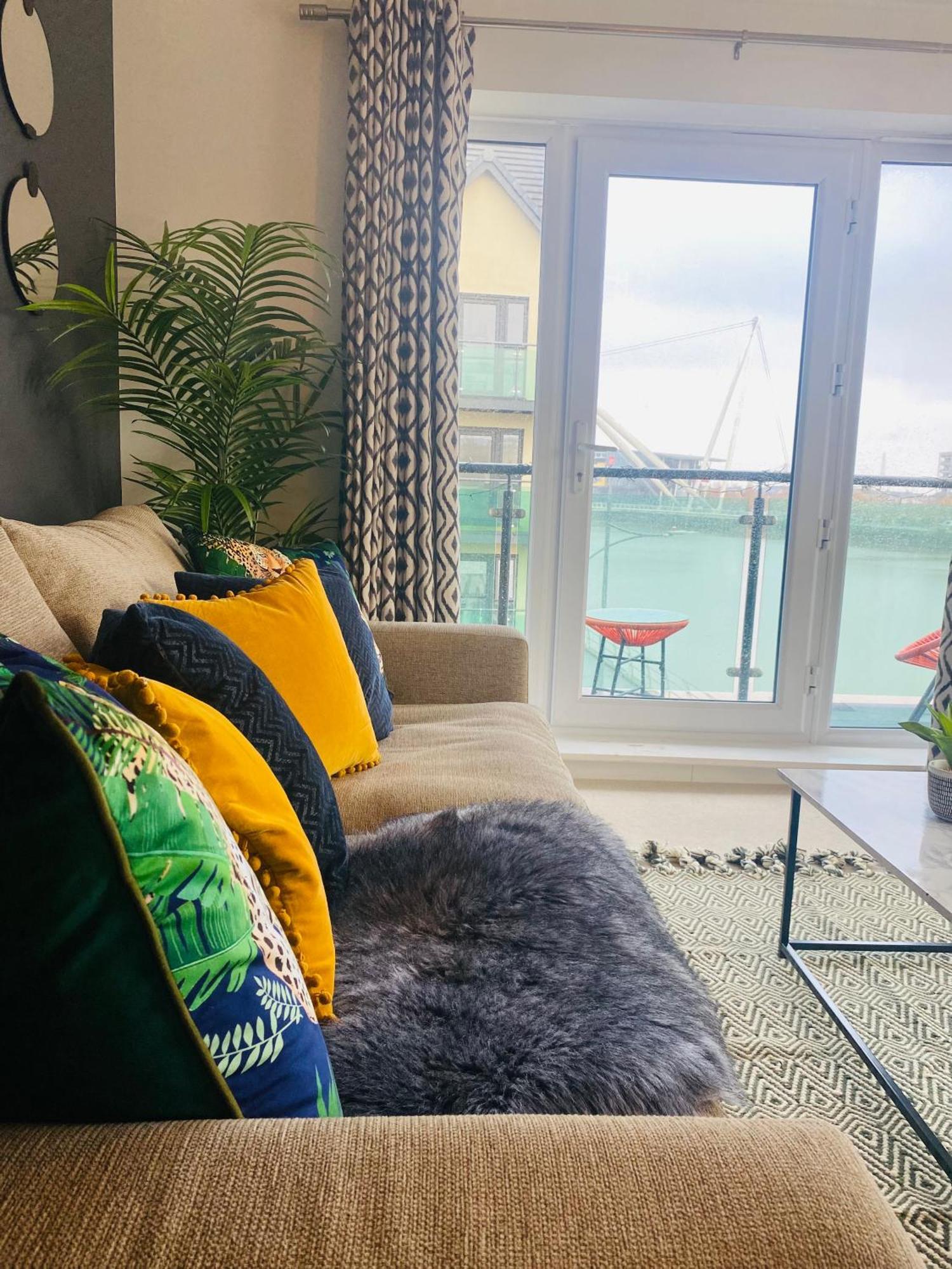 Luxury 2 Bedroom Waterfront Apartment With Balcony ニューポート エクステリア 写真